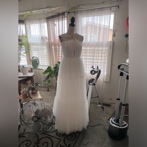 Strapless wedding dress. Mesh V cut in front. 3 layers of skirting.